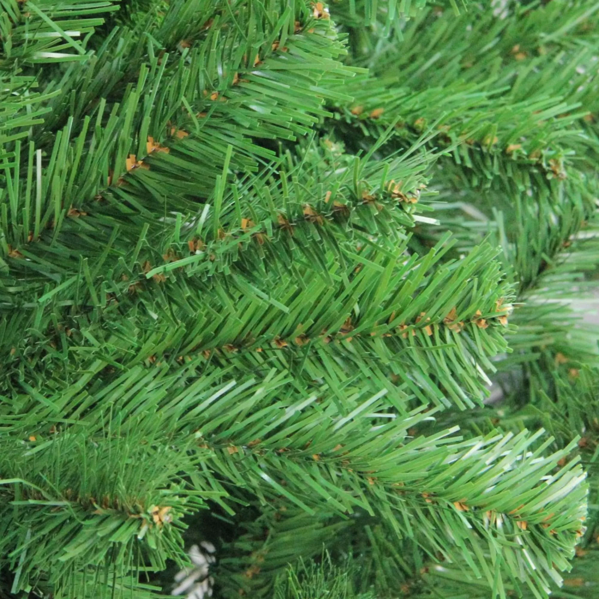 Outlet 7.5' Medium Hazelton Spruce Artificial Christmas Tree, Unlit Unlit